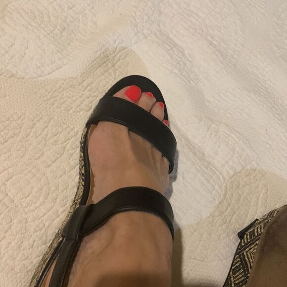 DV platform sandals. Size 9. Aztec design - Picture 10 of 11